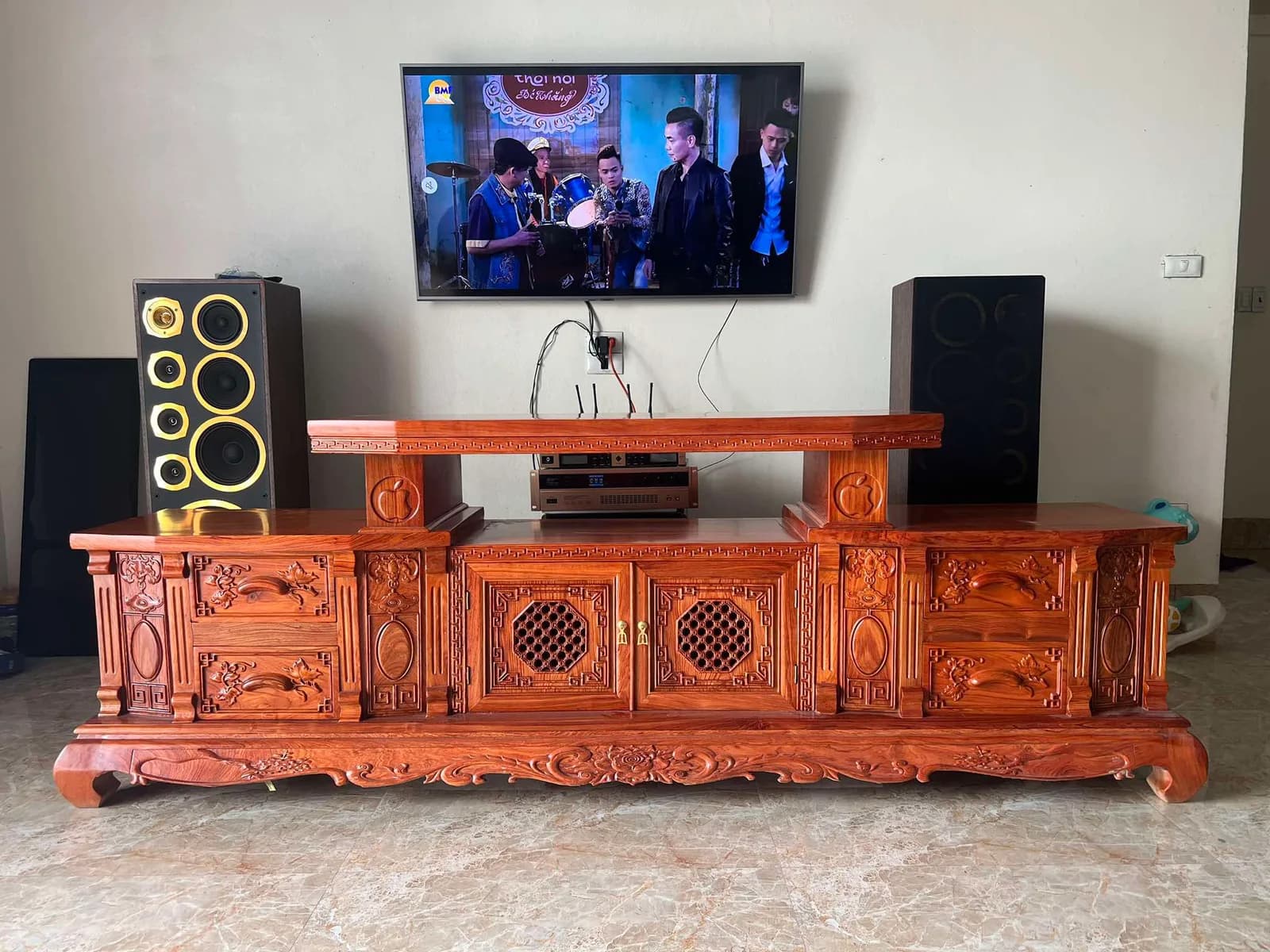 Kệ tivi cột apple chạm hoa