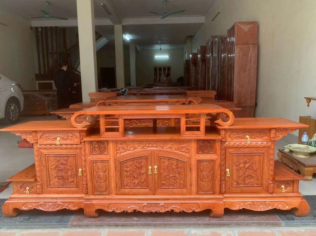 Kệ tivi cuốn thư gác trên