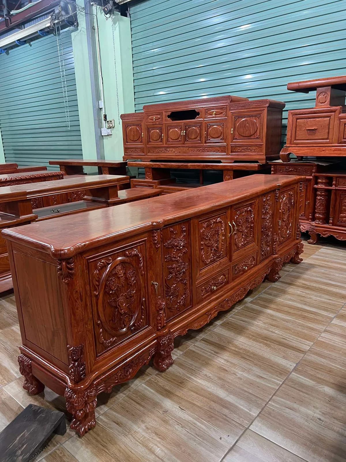 Kệ tivi hoa lá tây liền khối