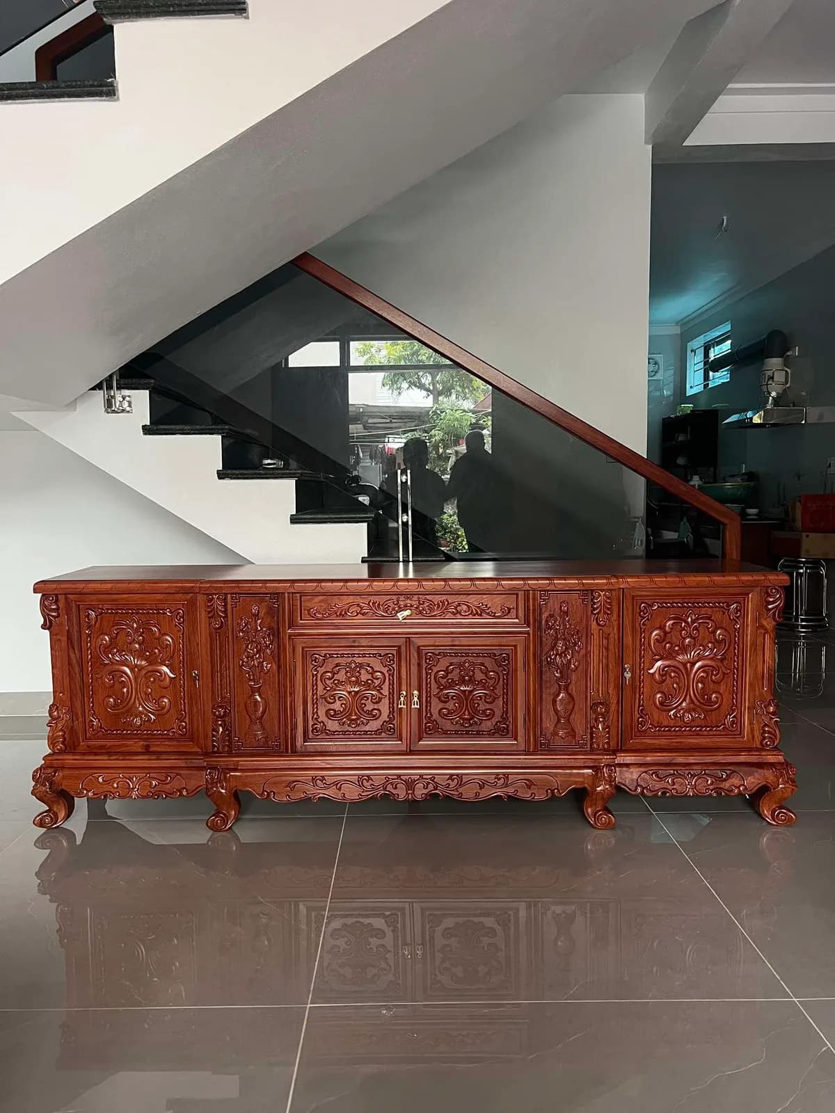 Kệ tivi chạm hoa lá tây