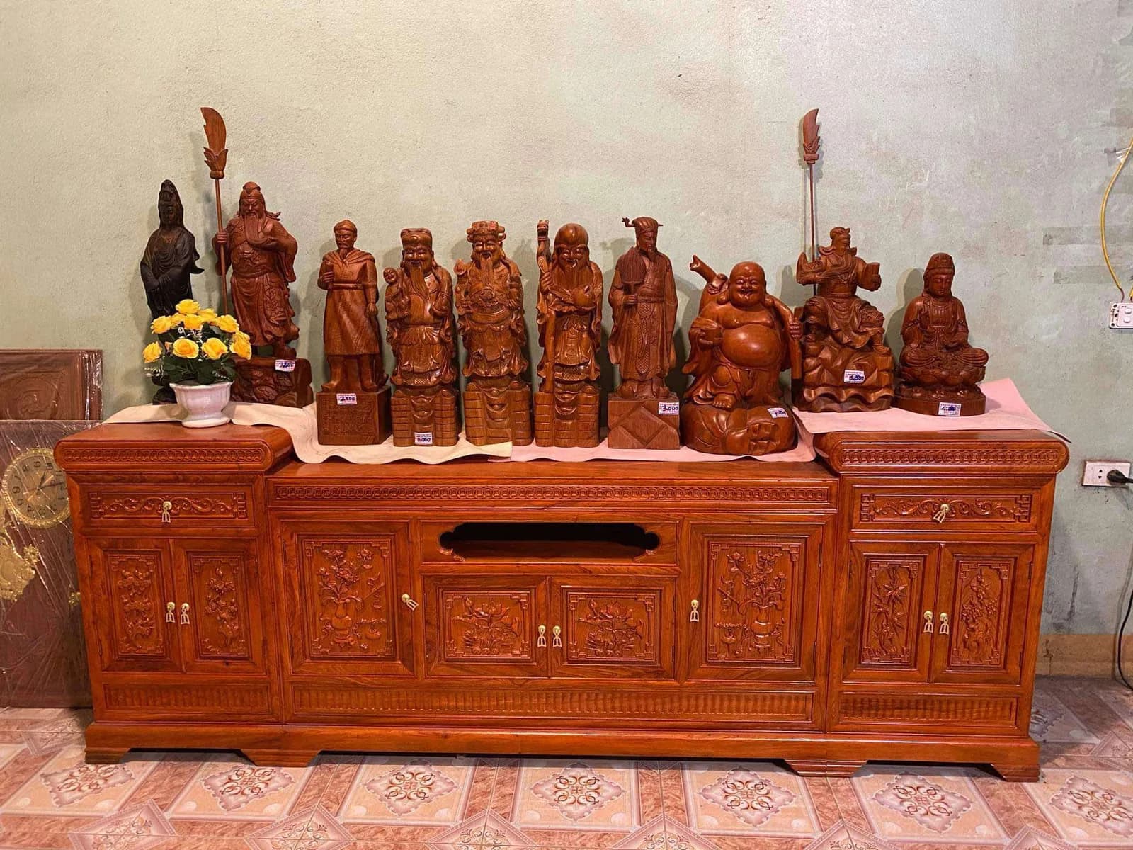 Kệ tivi mõ thẳng chạm hoa